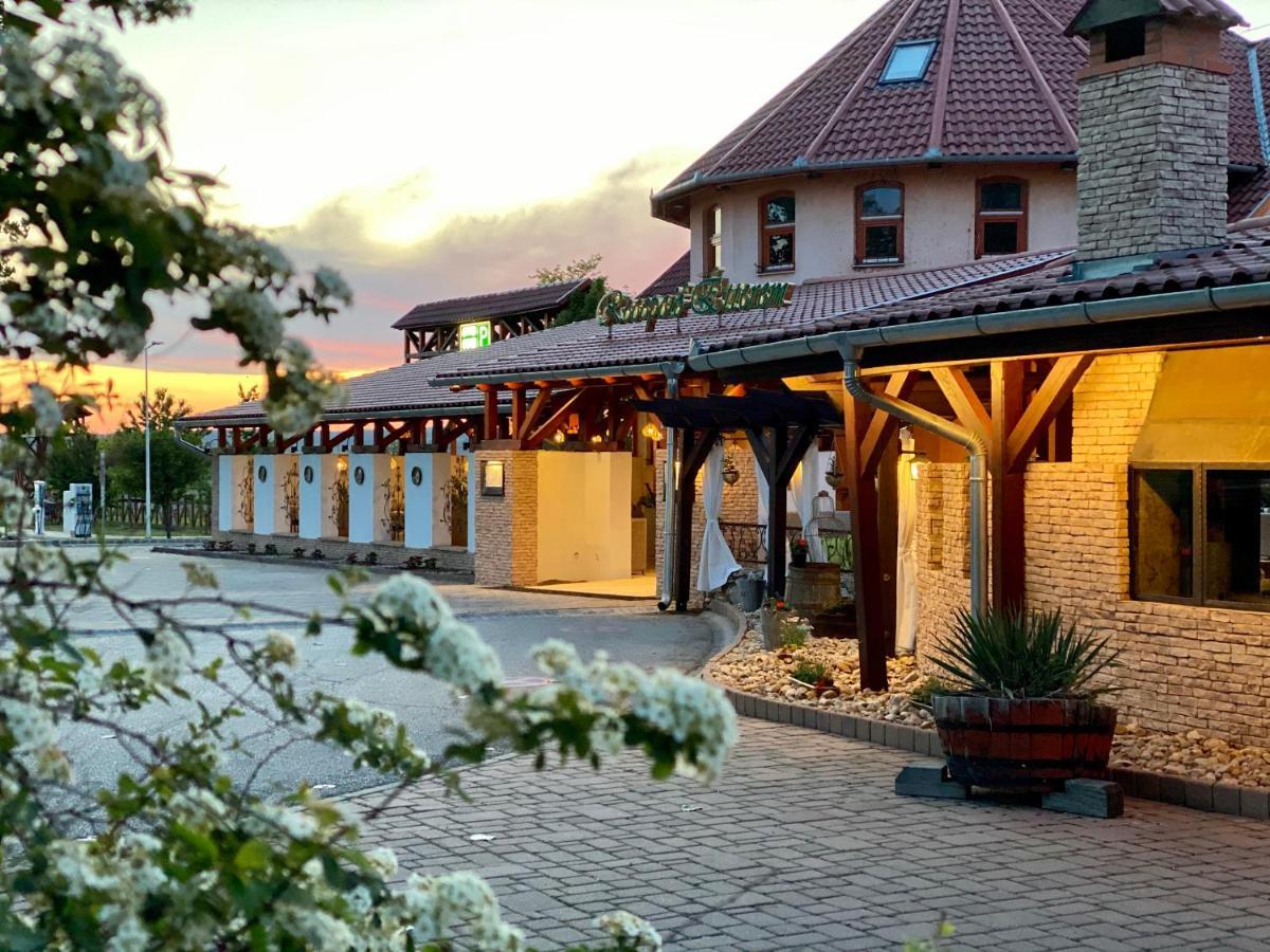 Istvan Parkhotel Es Gasztrofarm Sormas Bagian luar foto