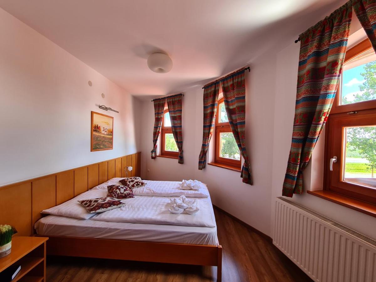 Istvan Parkhotel Es Gasztrofarm Sormas Bagian luar foto