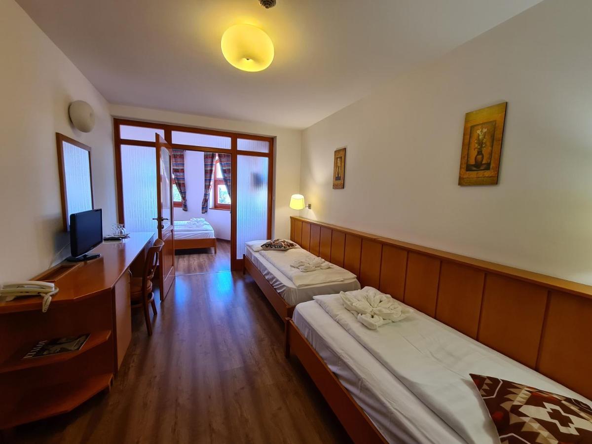 Istvan Parkhotel Es Gasztrofarm Sormas Bagian luar foto